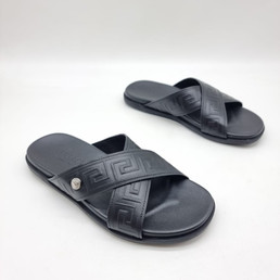 Мужские кожаные шлепанцы Versace 2023-2024 черные крест-накрест