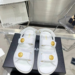 Женские кожаные сандалии Chanel 2023-2024 белые