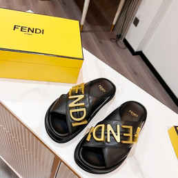 Женские кожаные шлепанцы Fendi 2023-2024 черные