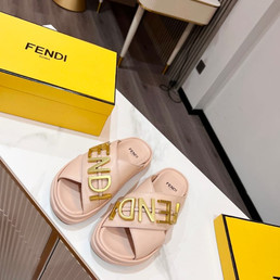 Женские кожаные шлепанцы Fendi 2023-2024 розовые