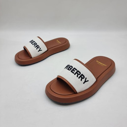 Женские текстильные шлепанцы Burberry 2023-2024 коричневые с белым