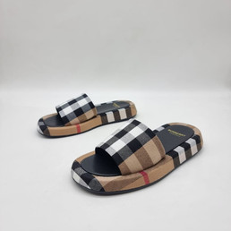 Женские текстильные шлепанцы Burberry 2023-2024 коричневые в клетку