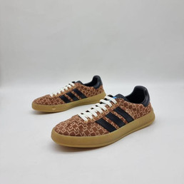 Женские замшевые кроссовки Gucci Gazelle 2023-2024 коричневые с черным
