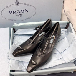 Женские кожаные туфли Prada 2023-2024 черные