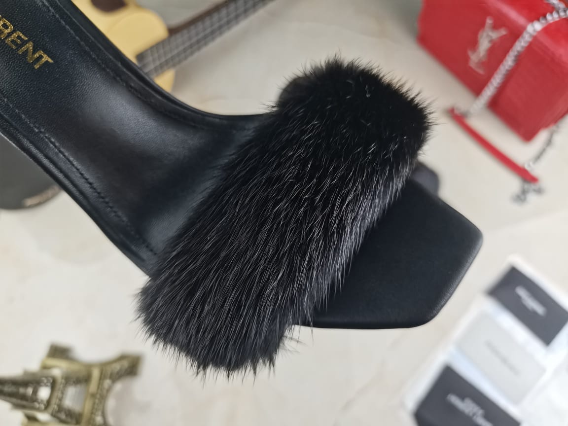 Женские кожаные туфли Saint Laurent 2023-2024 черные с мехом