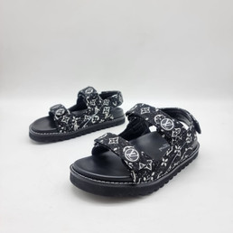 Женские кожаные сандалии Louis Vuitton 2023-2024  черные с белыми разводами