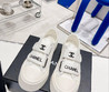 Женские текстильные кроссовки Chanel 2023-2024 белые с логотипом