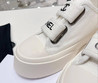 Женские текстильные кроссовки Chanel 2023-2024 белые с логотипом
