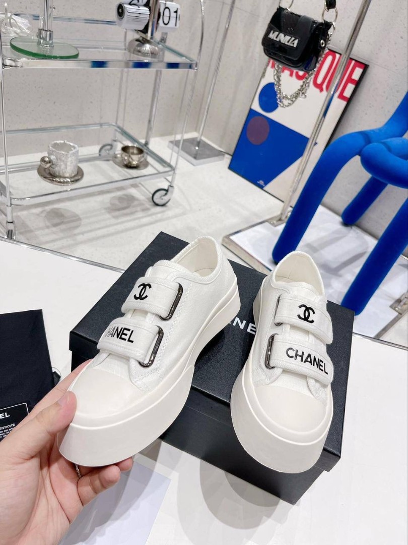 Женские текстильные кроссовки Chanel 2023-2024 белые с логотипом
