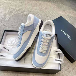 Женские замшевые кроссовки Chanel 2023-2024 голубые