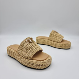 Женские плетёные шлепанцы Prada 2023-2024 бежевые