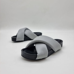 Женские кожаные шлепанцы Jil Sander 2023-2024 серые