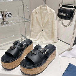 Женские кожаные шлепанцы Prada 2023-2024 черные