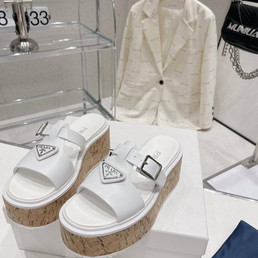 Женские кожаные шлепанцы Prada 2023-2024 белые