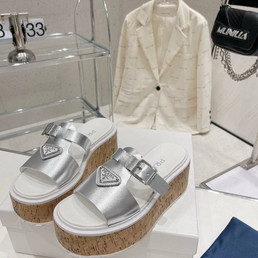 Женские кожаные шлепанцы Prada 2023-2024 серебристые