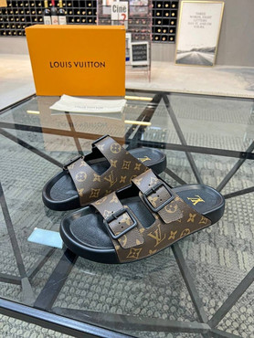 Мужские кожаные шлепанцы Louis Vuitton 2023-2024 коричневые с логотипом
