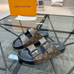 Мужские кожаные шлепанцы Louis Vuitton 2023-2024 коричневые с логотипом