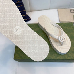 Женские резиновые шлепанцы Gucci 2023-2024 белые