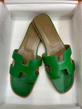 Женские кожаные шлепанцы Hermes 2023-2024  темно-зеленые