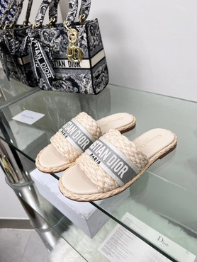 Женские плетеные шлепанцы Christian Dior Dway 2023-2024 пудра с серым логотипом