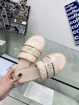 Женские плетеные шлепанцы Christian Dior Dway 2023-2024 пудра с золотым логотипом