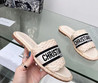 Женские плетеные шлепанцы Christian Dior Dway 2023-2024 пудра с черным логотипом