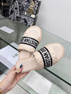 Женские плетеные шлепанцы Christian Dior Dway 2023-2024 пудра с черным логотипом