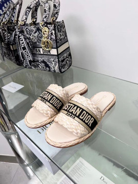 Женские плетеные шлепанцы Christian Dior Dway 2023-2024 пудра с коричневым логотипом