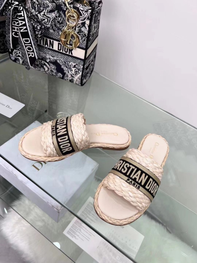 Женские плетеные шлепанцы Christian Dior Dway 2023-2024 пудра с коричневым логотипом