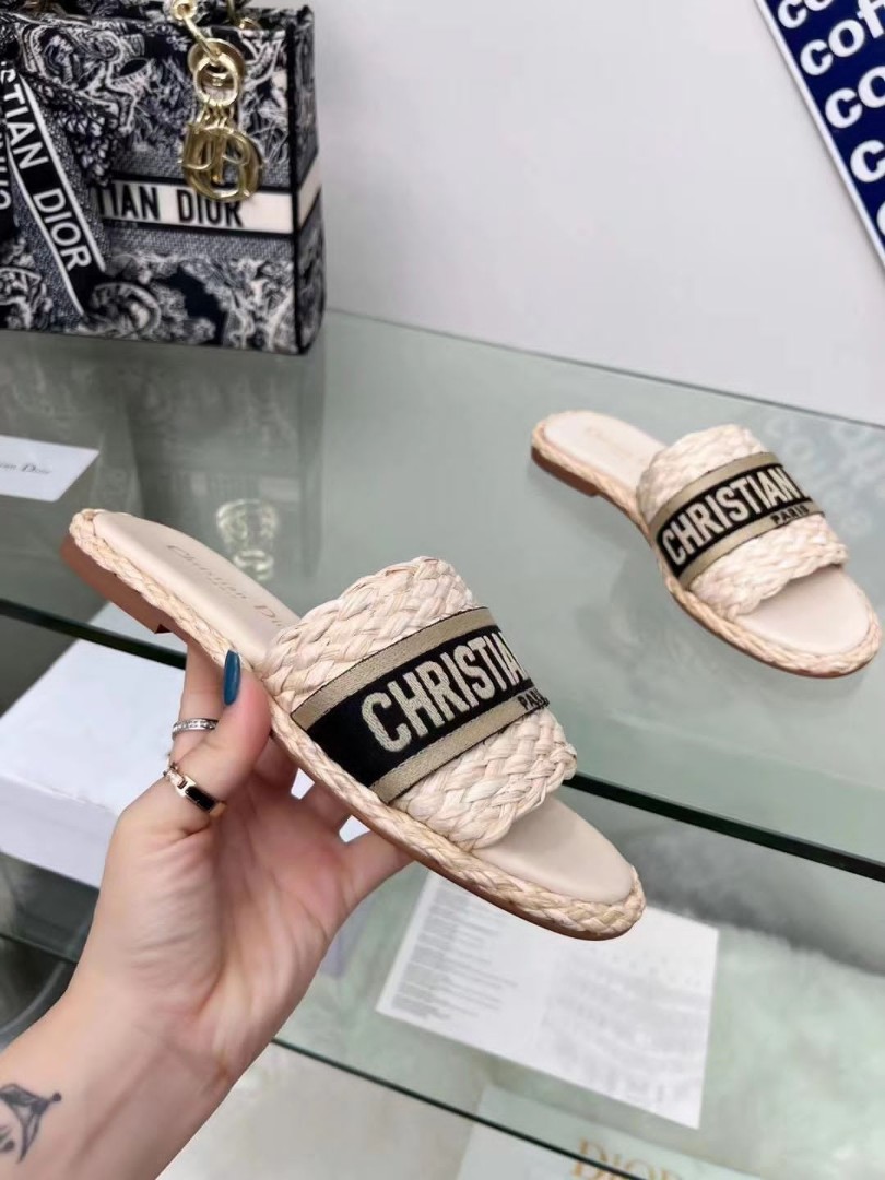 Женские плетеные шлепанцы Christian Dior Dway 2023-2024 пудра с коричневым логотипом