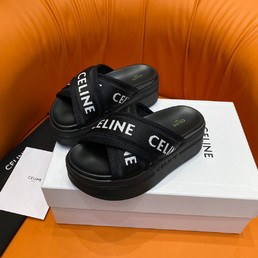 Женские кожаные шлепанцы Celine 2023-2024 черные с надписью бренда