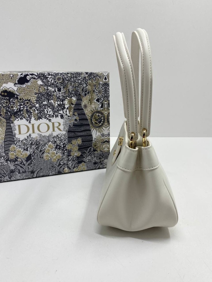 Женская кожаная сумка Christian Dior 2023-2024 20х13 белая