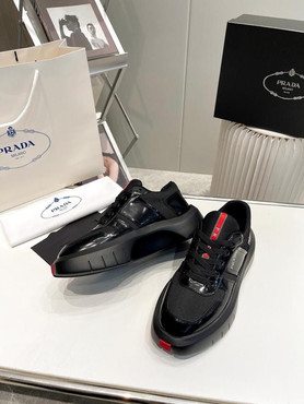 Мужские кожаные кроссовки Prada 2023-2024 черные с красной полосой и черными текстильными вставками