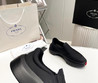 Мужские текстильные кроссовки  Prada 2023-2024  черные с красной полосой