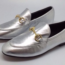 Женские летние кожаные лоферы Gucci серебристые
