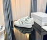 Женские кожаные кроссовки Valentino 2023-2024 белые с цветным украшением сбоку