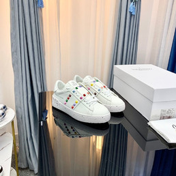 Женские кожаные кроссовки Valentino 2023-2024 белые с цветным украшением сбоку