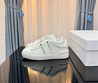 Женские кожаные кроссовки Valentino 2023-2024 белые с серебристым украшением сбоку