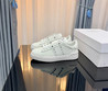 Женские кожаные кроссовки Valentino 2023-2024 белые с серебристым украшением сбоку