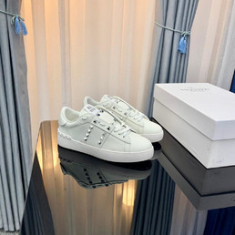 Женские кожаные кроссовки Valentino 2023-2024 белые с серебристым украшением сбоку