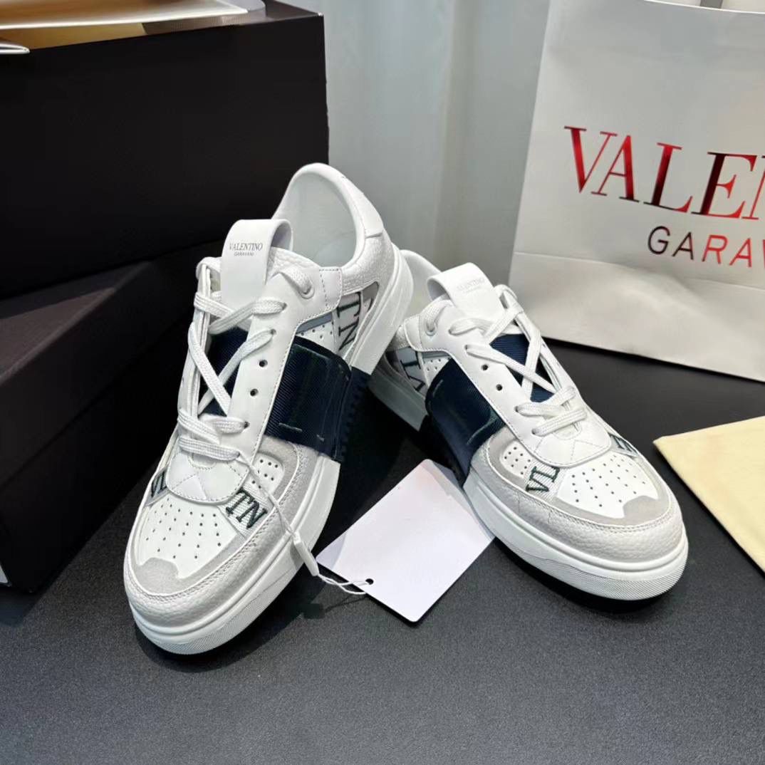 Мужские кожаные кроссовки Valentino 2023-2024 белые с синим