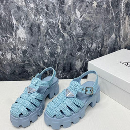 Женские плетеные сандалии Prada 2023-2024 голубые