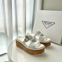 Женские кожаные шлепанцы Prada 2023-2024 белые