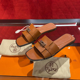 Женские кожаные шлепанцы Hermes 2023-2024 коричневые