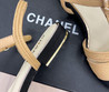Женские кожаные босоножки Chanel 2023-2024 бежевые с черным