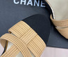 Женские кожаные босоножки Chanel 2023-2024 бежевые с черным