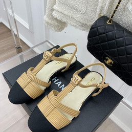 Женские кожаные босоножки Chanel 2023-2024 бежевые с черным
