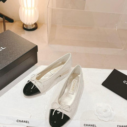 Женские кожаные балетки Chanel 2023-2024 белые с черным носом
