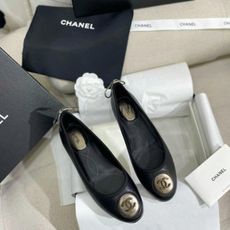 Женские кожаные балетки Chanel 2023-2024 черные с логотипом
