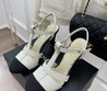 Женские текстильные туфли Chanel 2023-2024 белые с черным носом